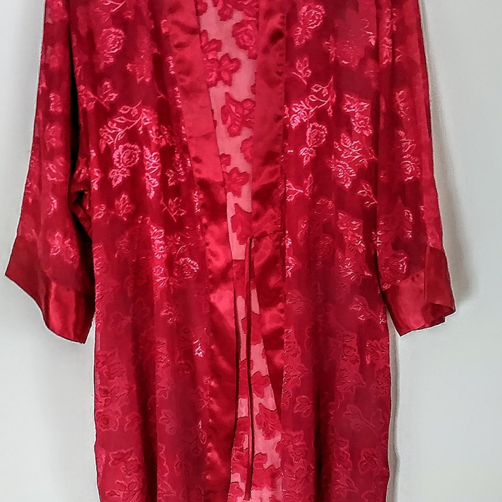 NEW RED FLORAL SLIP, 100% POLYESTER, KNEE LENGTH, SIZE M, BY AMELIA